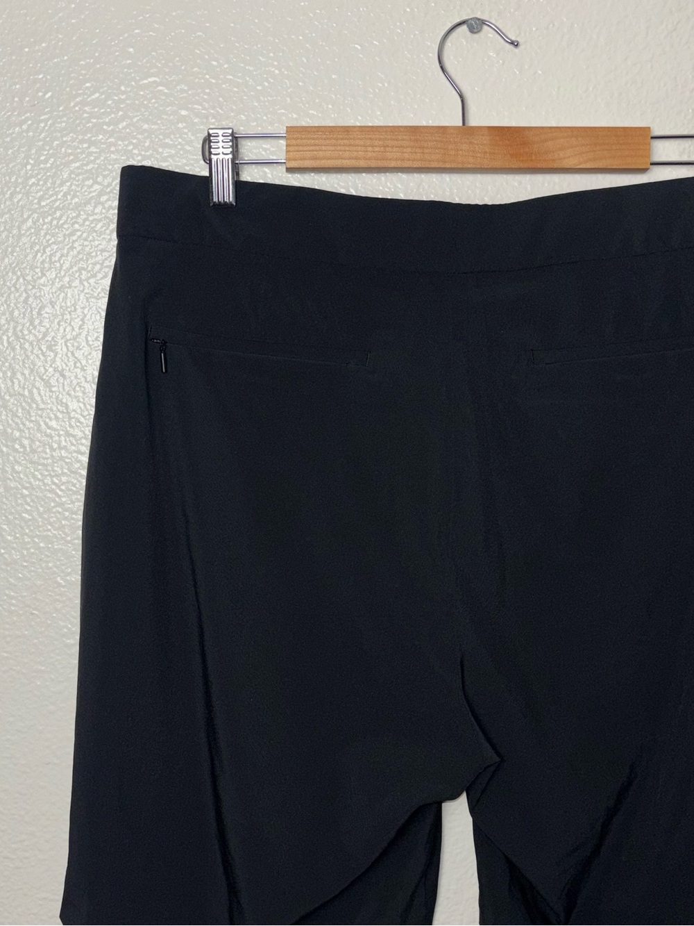 Athleta Tribeca 7" Bermuda Short Black
Women's Size 14 - Picture 13 of 16